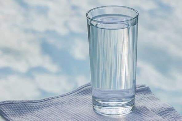 a glass of water for a lazy diet